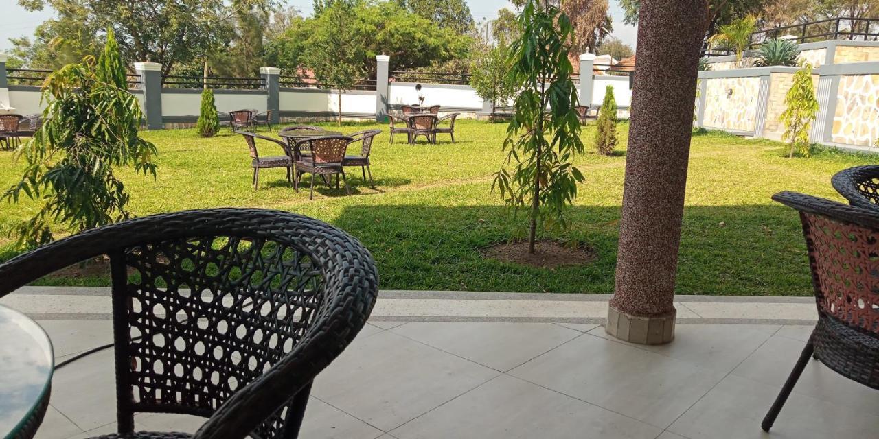 Eka Hoima Hotel Екстериор снимка