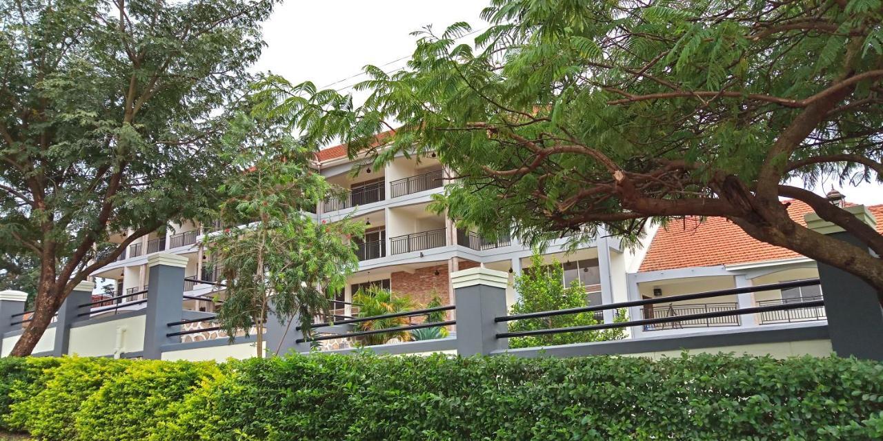 Eka Hoima Hotel Екстериор снимка