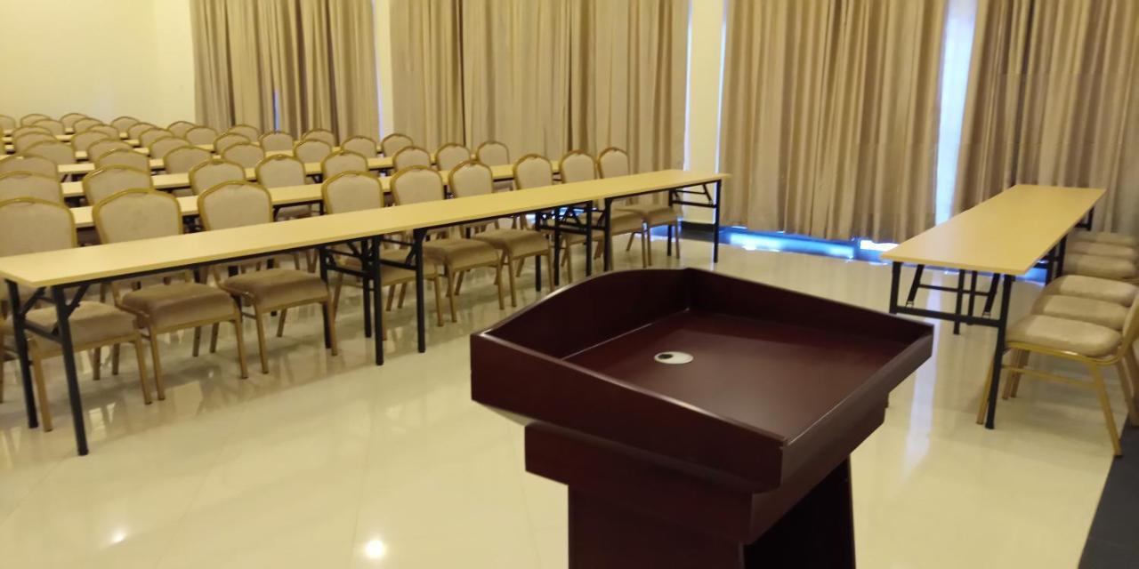 Eka Hoima Hotel Екстериор снимка