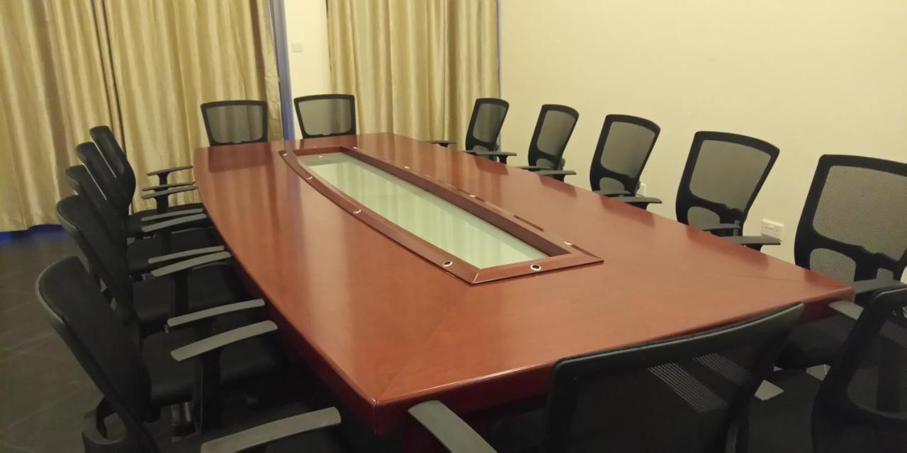 Eka Hoima Hotel Екстериор снимка