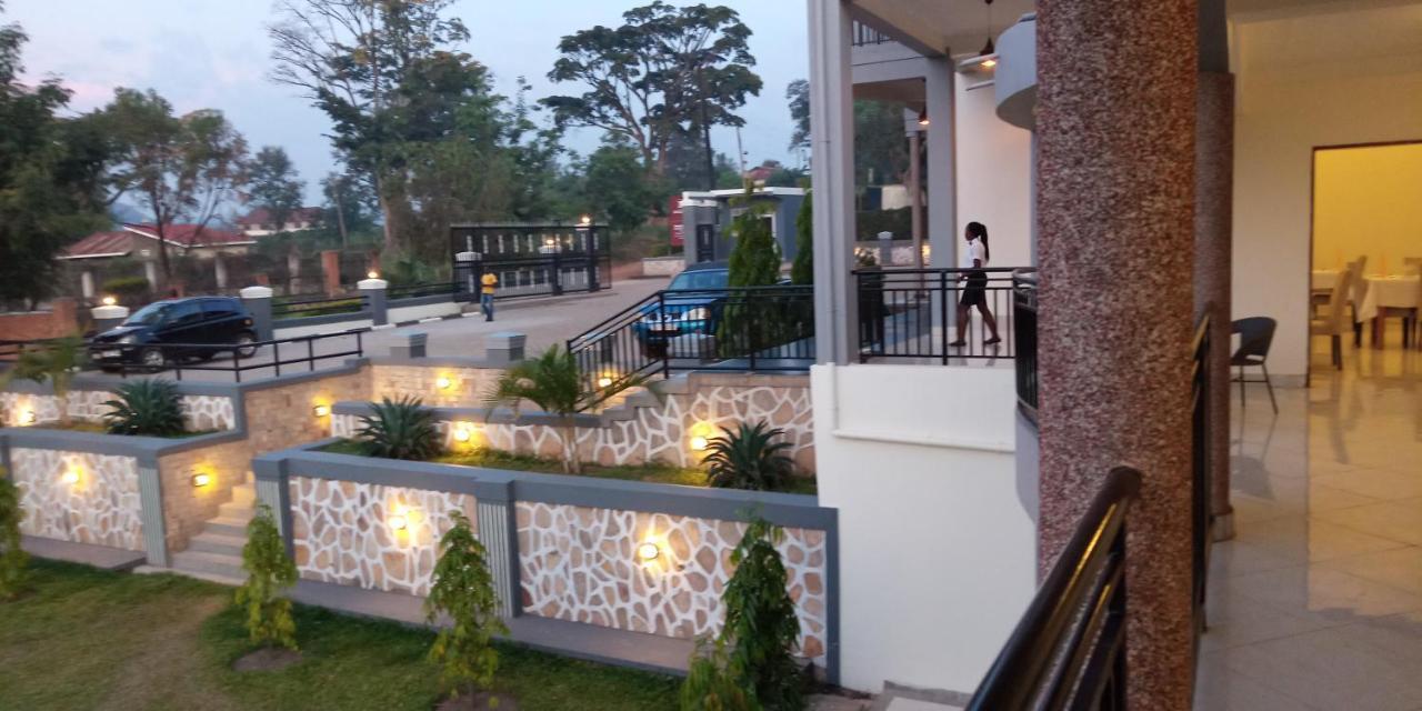 Eka Hoima Hotel Екстериор снимка