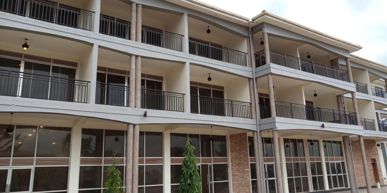 Eka Hoima Hotel Екстериор снимка