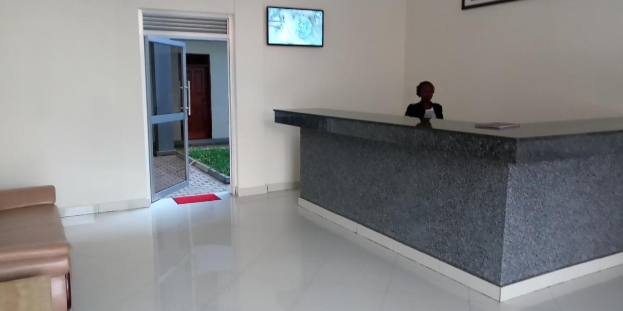Eka Hoima Hotel Екстериор снимка