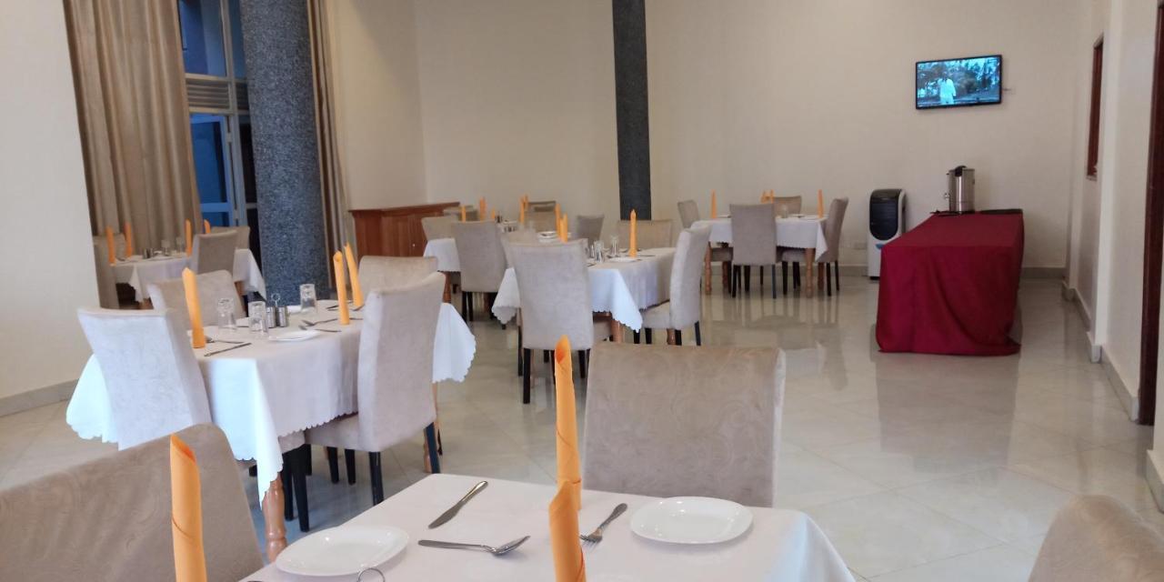 Eka Hoima Hotel Екстериор снимка