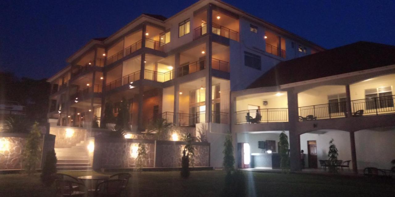 Eka Hoima Hotel Екстериор снимка