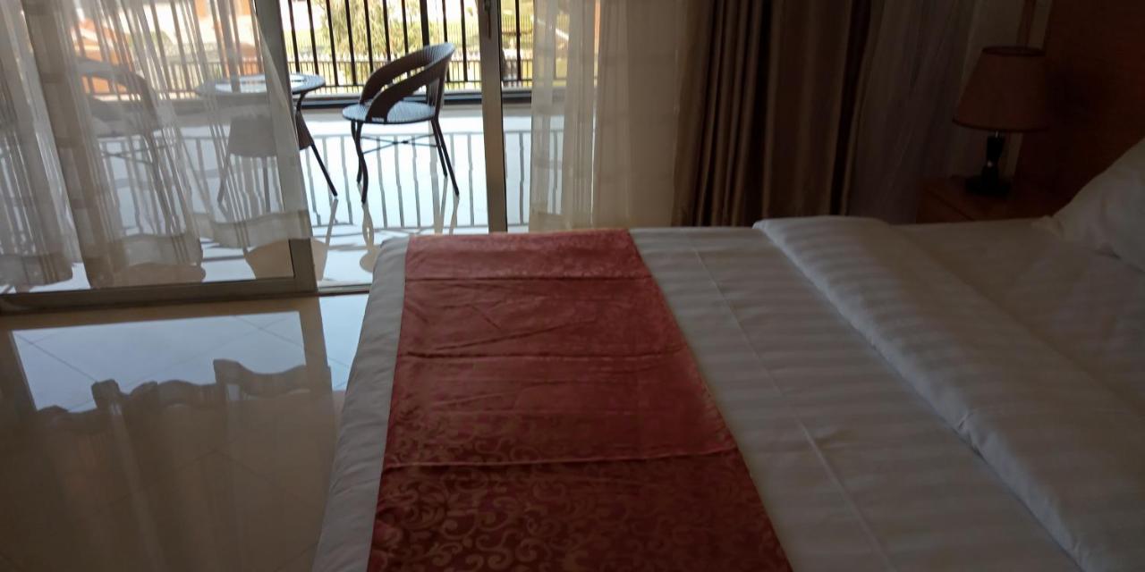 Eka Hoima Hotel Екстериор снимка
