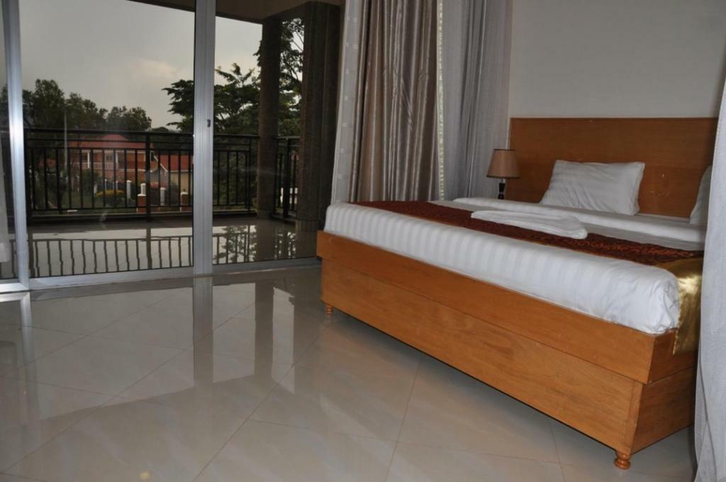 Eka Hoima Hotel Екстериор снимка