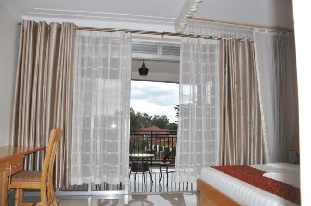 Eka Hoima Hotel Екстериор снимка