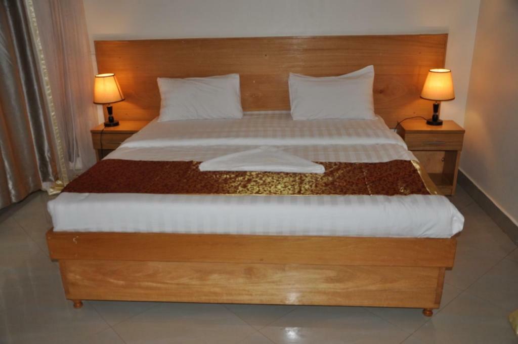 Eka Hoima Hotel Екстериор снимка